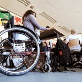 Un accès garantit à un accompagnement psychologique fait partie des mesures que propose la stratégie nationale en matière de paralysie médullaire présentée lundi (image symbolique). KEYSTONE/DPA/HOLGER HOLLEMANN
